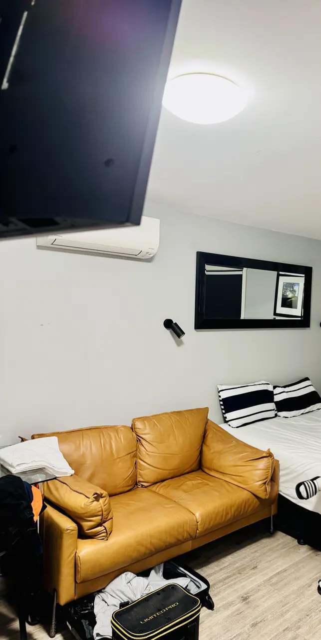 Self-contained kitchenette unit